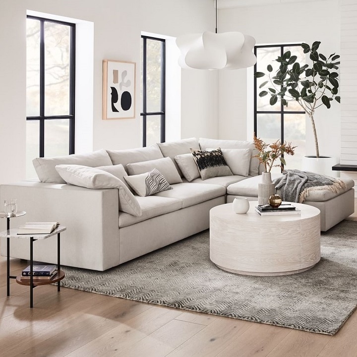 Sala de estar minimalista y limpia