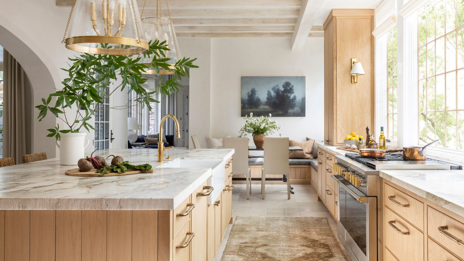 Cocina moderna organizada con encimera de mármol