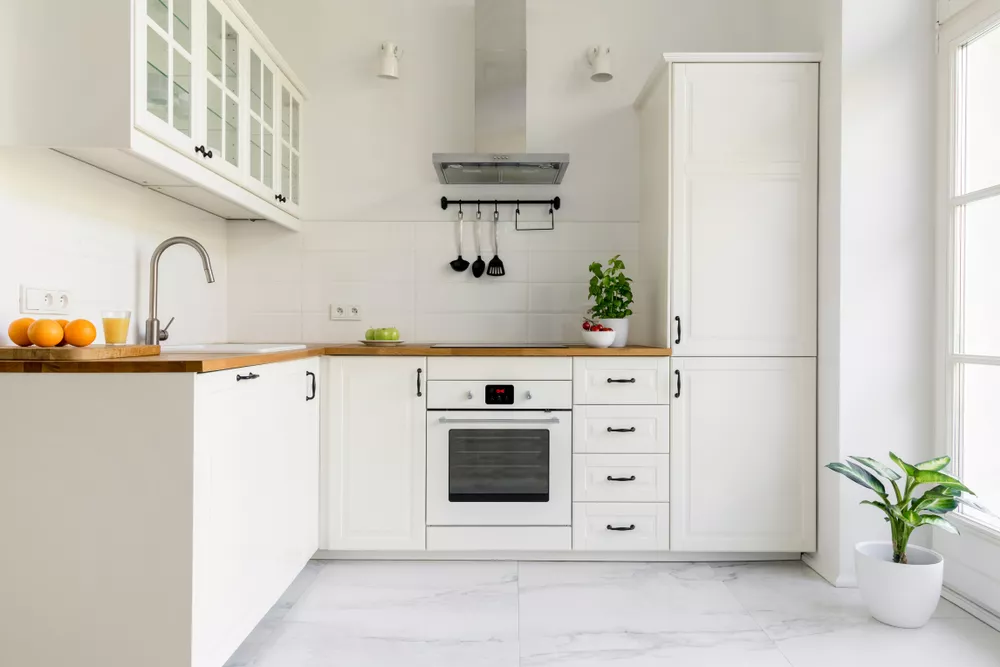 Cocina blanca moderna y organizada