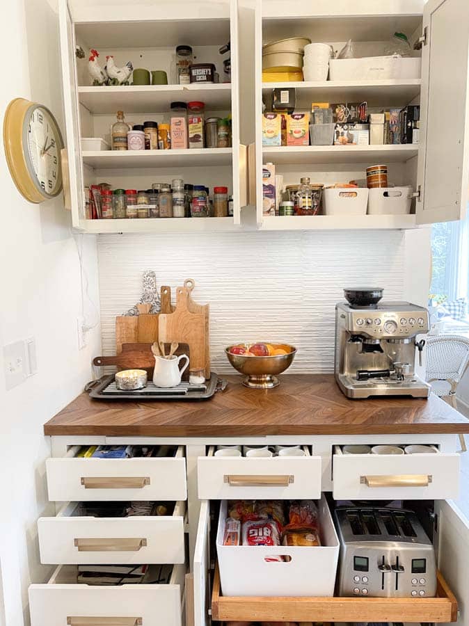 Cocina organizada con gabinetes abiertos