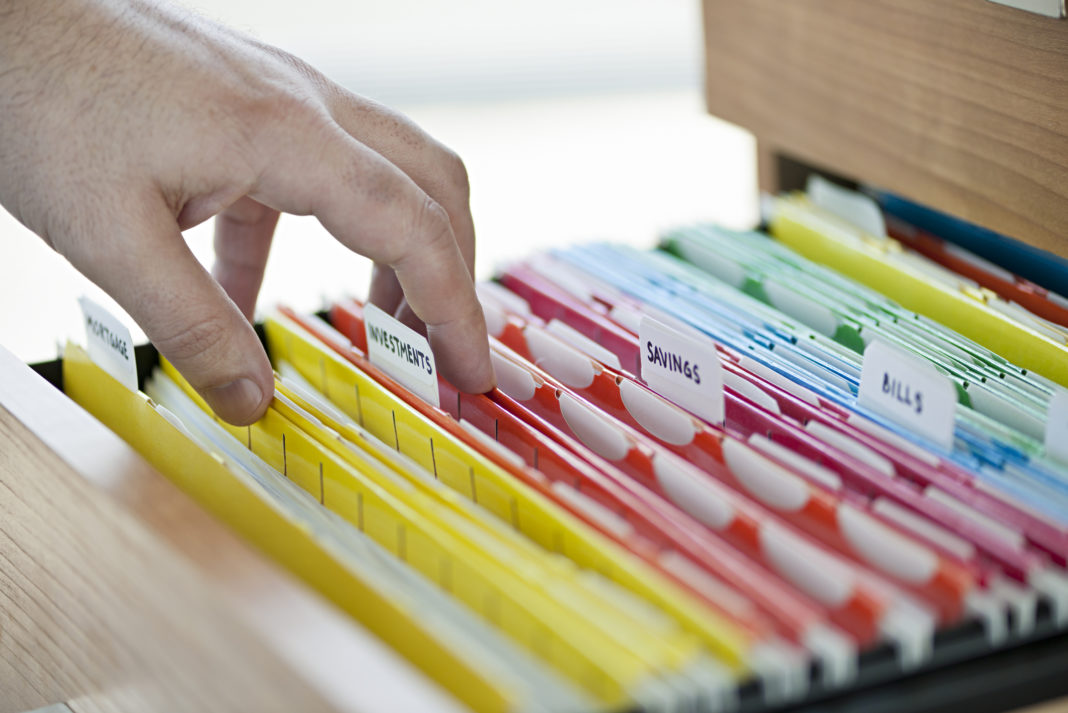 Sistema de archivos organizado con carpetas etiquetadas
