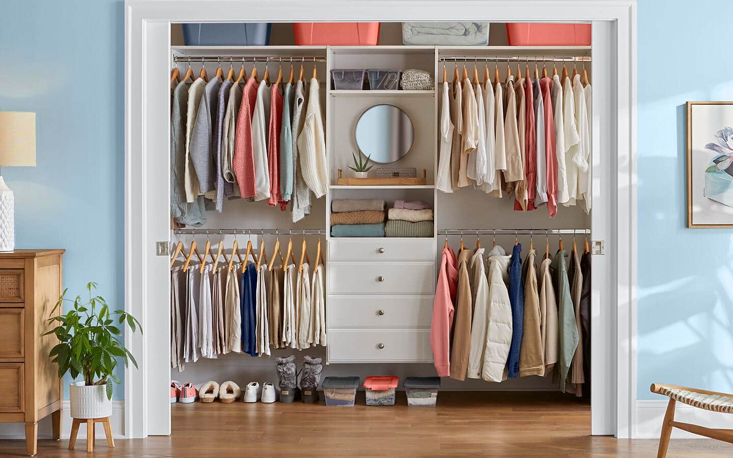 Closet bien organizado con sistema de almacenamiento